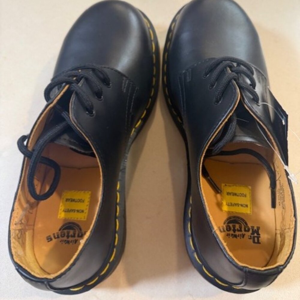 Dr. Martens 1925 5400 Black Leather Shoes Women's 7 Men's size 6 New w/Tag